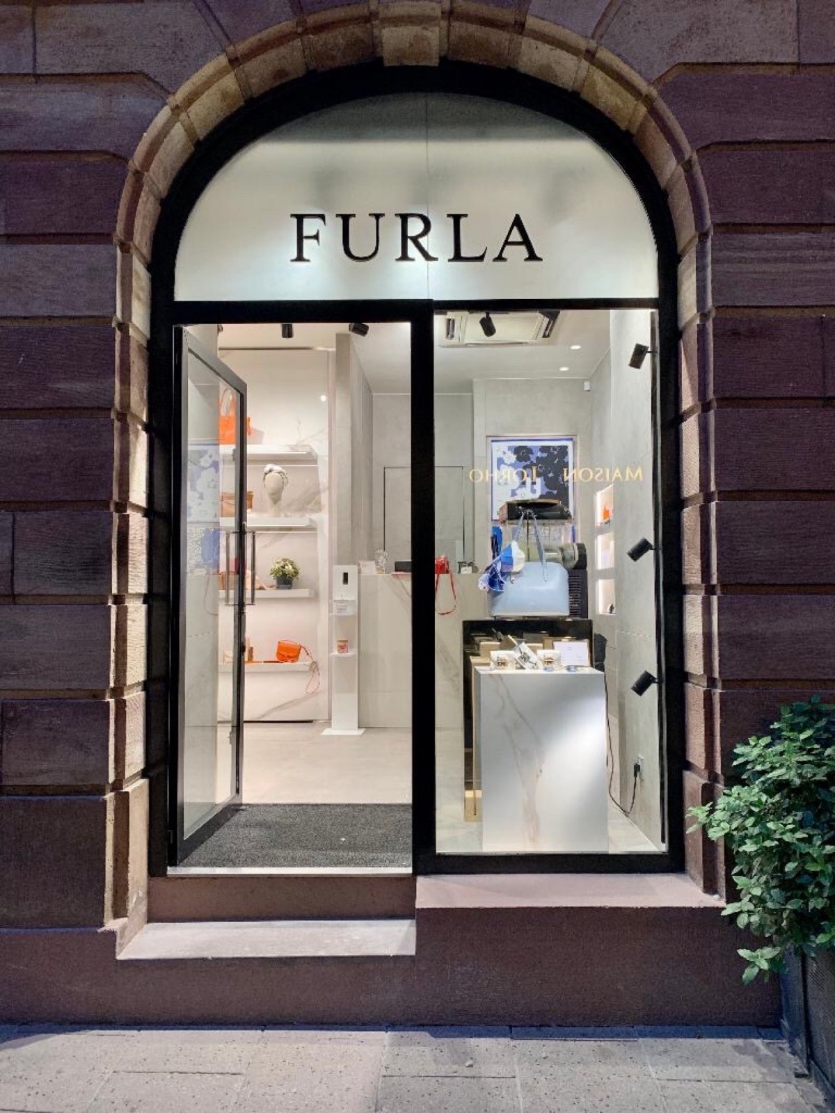  Acheter un portefeuille en cuir pour la Saint-Valentin à Strasbourg  Strasbourg   Furla Strasbourg 