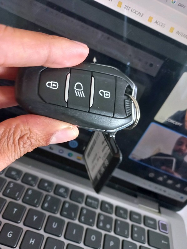 Réalisation d'un remplacement de pare-brise sur une Lamborghini donc là j'ai créé mon titre