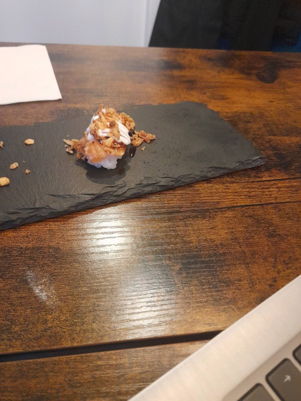  Et euh une entreprise de sushi et un restaurant qui fait des sushis Strasbourg Saint-Denis