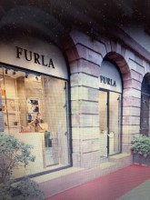 Trouver de la maroquinerie de luxe à Strasbourg Vous cherchez de la maroquinerie de luxe à Strasbourg rendez-vous à la boutique sur la 10, rue des orfèvres 03 88 23 02 22. Christelle se fera un plaisir de vous accueillir il fournira un véritable co FURL